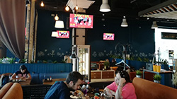 Реклама в ресторанах для деловых людей