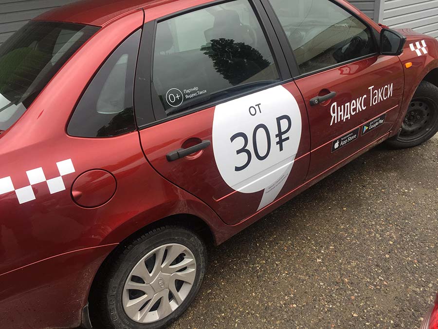 Наклейки Яндекс Такси на дверях автомобиля