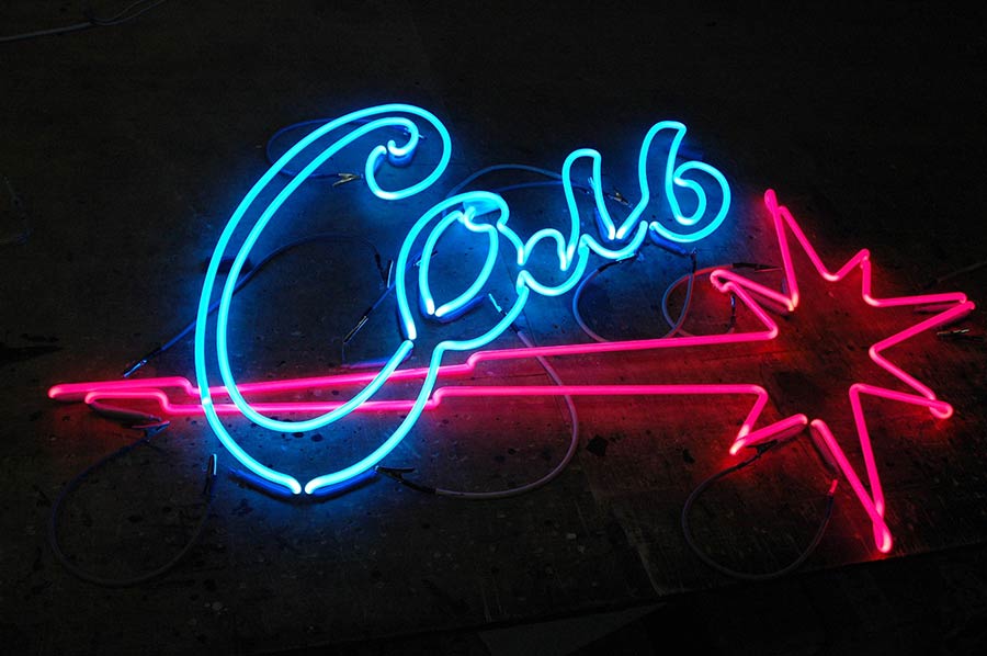 Цветная неоновая вывеска